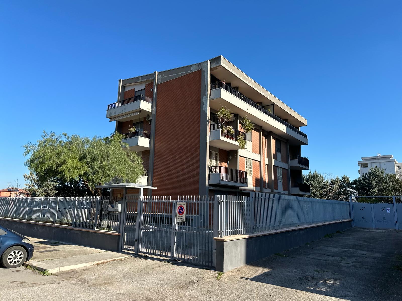 3 VANI CON BOX VIA BISCEGLIA